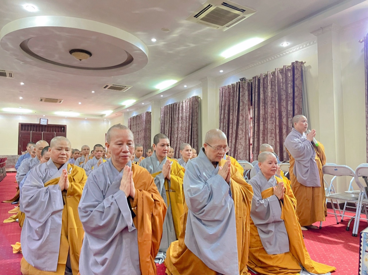Phân ban Ni giới Trung ương tùy hỉ cúng dường trường hạ Ban Trị sự Phật giáo tỉnh Quảng Ninh 