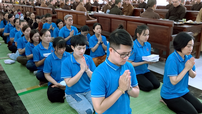 Nhóm từ thiện Huệ Thảo - đạo tràng Pháp Đăng tỉnh Quảng Ninh cúng dường trai tăng tại Học viện Phật giáo Việt Nam 