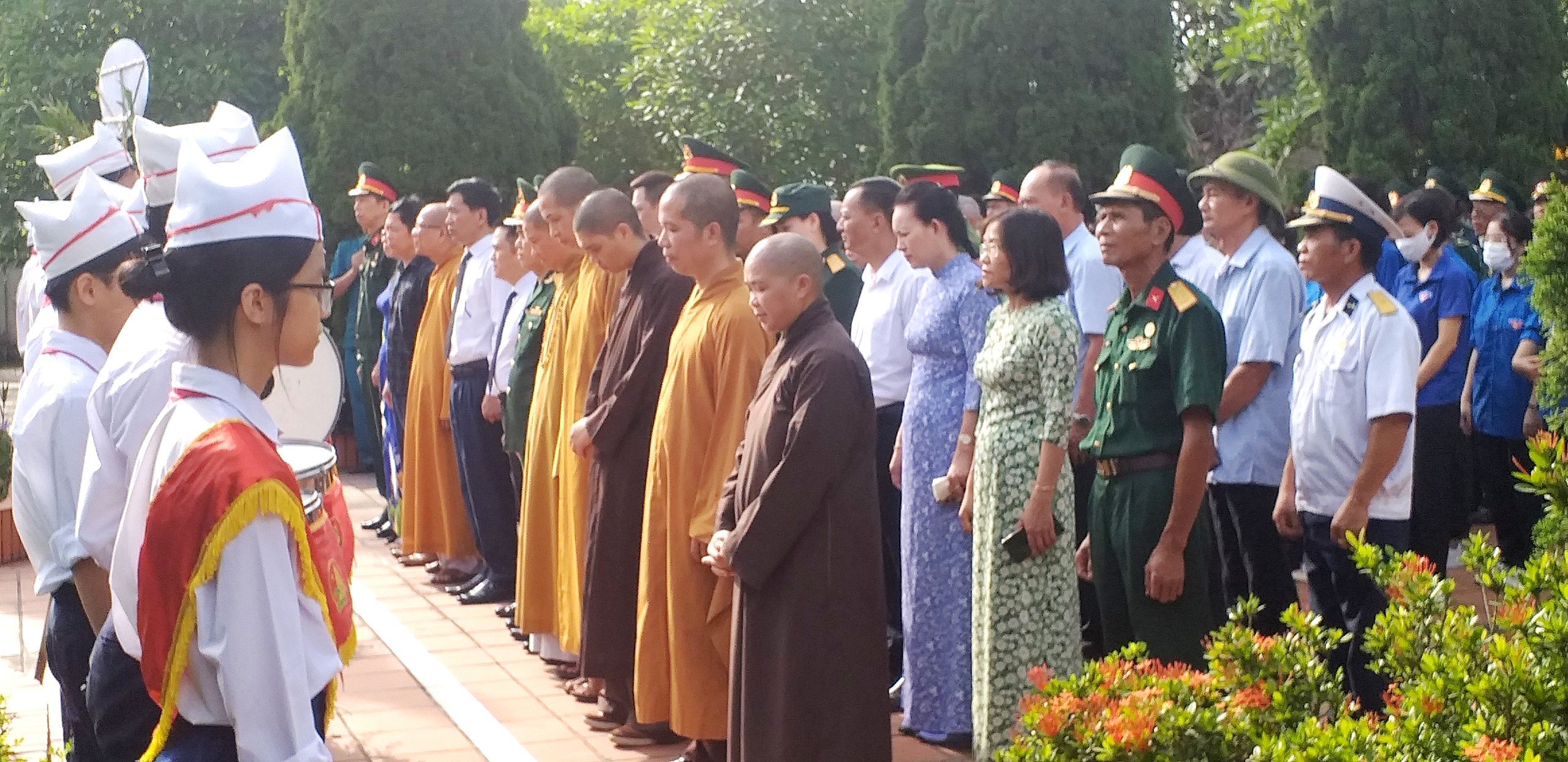 Phật giáo Hạ Long và trường hạ Tổ đình Quỳnh Lâm làm lễ cầu siêu các liệt sĩ tại Hạ Long 